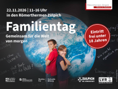 Zwei Kinder stehen in Denkerpose Rücken an Rücken vor einer blauen Weltkugel.