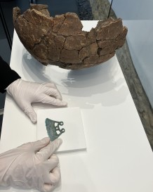 Ein antikes Rasiermesser wird in eine Vitrine gelegt