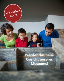 Eine Familie blickt in einen römischen Sarkophag