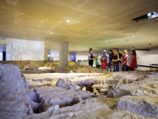 Eine Gruppe Menschen bei einer Führung in einem Museum