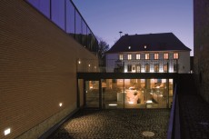 Ein beleuchtetes Museumsgebäude in der Dämmerung