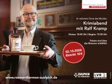 Ein Mann hält ein Tablett. Auf dem Tablett ist eine Tasse und eine Glasflasche mit der Aufschrift 