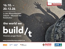 Ausstellungsplakat: auf grauem Asphalt ist ein Schatten in Form eines Körpers mit einem Kopf und vier Armen zu sehen. Rechts in der Ecke steht ein grauer Eimer.