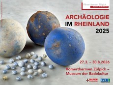 Blau verfärbte Mahlkugeln vor grauem Hintergrund